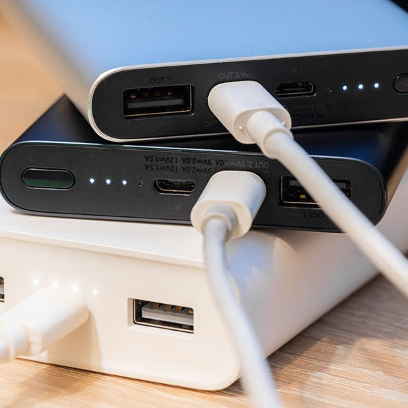 Bateria externă – soluția pentru a nu rămâne niciodată în pană de baterie la telefon