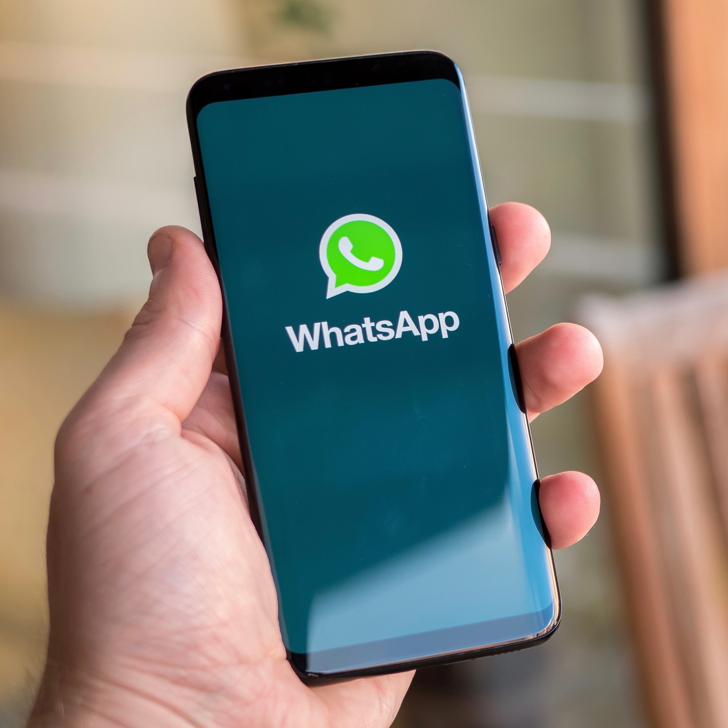 Cum dezactivezi descărcarea automată a pozelor pe WhatsApp