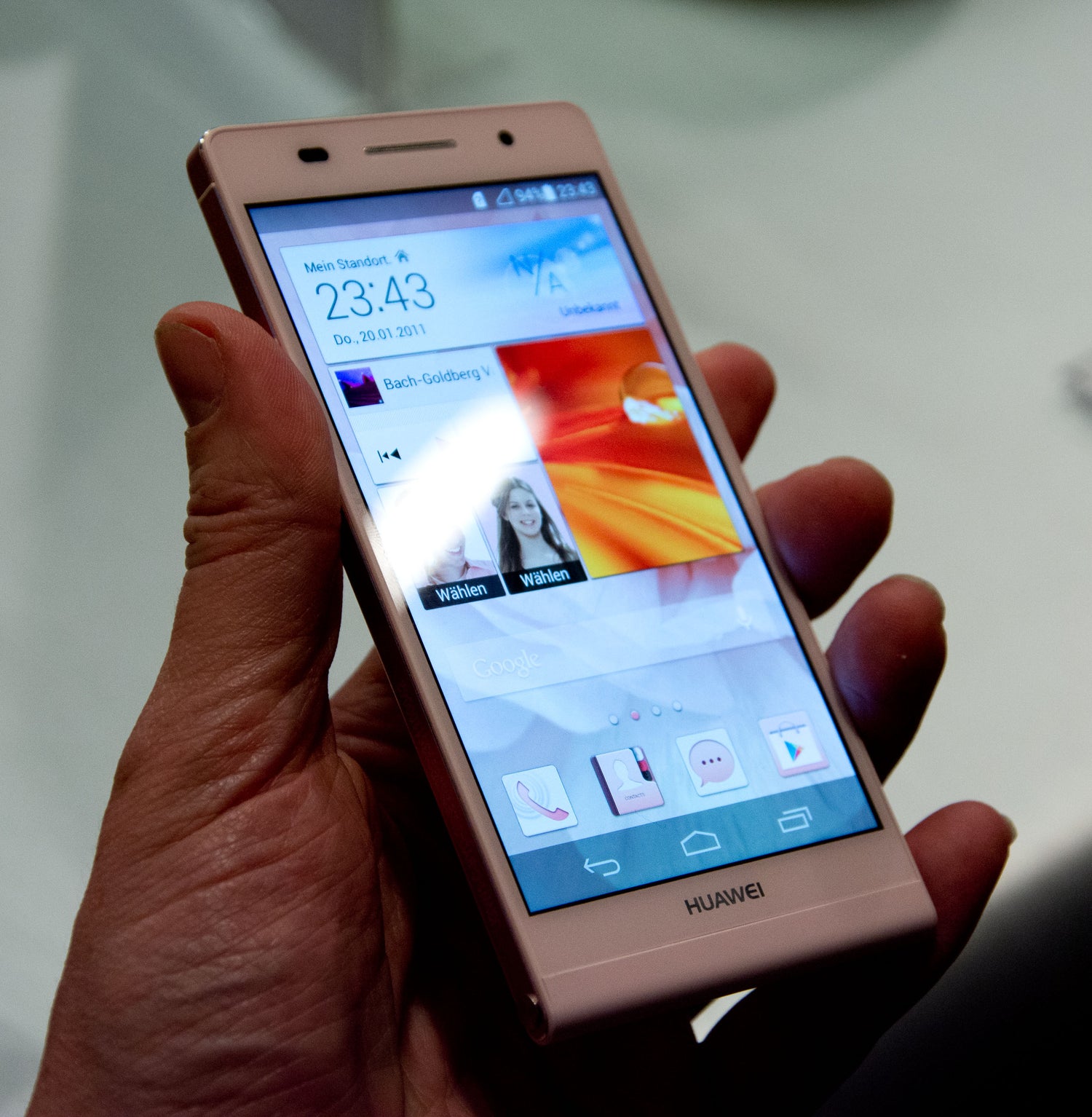 Huawei a lansat cel mai subţire smartphone